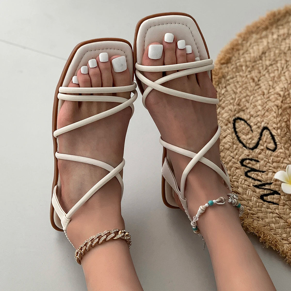 Fashionable flat sandals